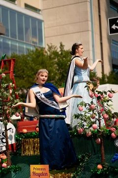 Calgary Stampede Parade includes a float from Penticton Peach Fest with large Foto stock