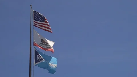 California flags in blue sky Vídeos de archivo 97146591