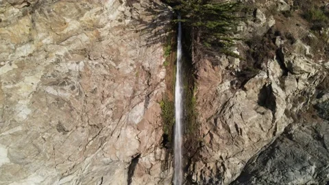 California oceanfront waterfall Stockbeeldmateriaal 161569763