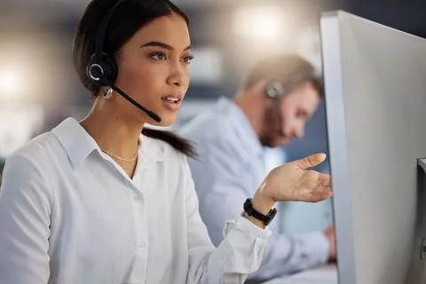 Call center, advisory and computer with woman in office for communication Foto stock