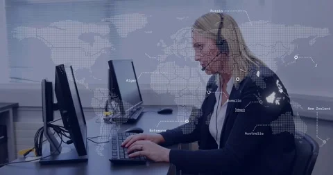 Call center agent typing, speaking into headset handling call, world map Vidéo 320652798