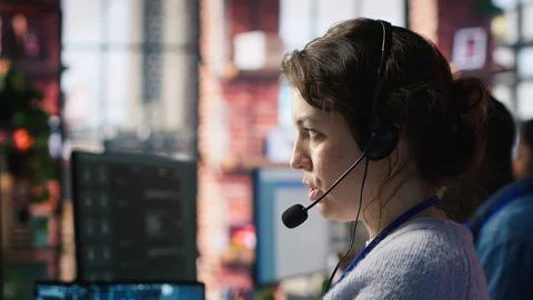 Call center agent uses artificial intelligence to enhance customer interactions Foto stock