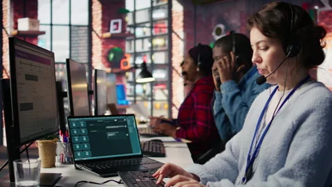 Call center agent using AI chatbot on laptop to provide quick replies 動画素材 305389429