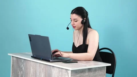 Call Center Agent Working at Desk with Headset and Laptop Vidéo 345538583