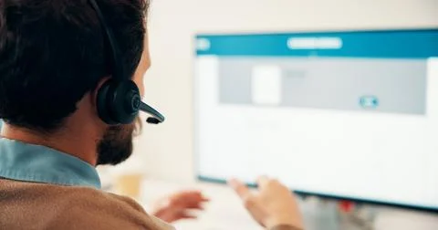 Call center, computer and man with headset for customer service, tech support Foto stock