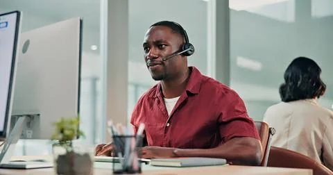 Call center, computer and man in office with headset, customer care or help.. 库存照片