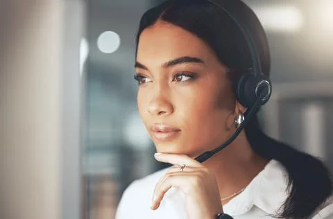 Call center, idea and problem solving with woman consultant in telemarketing Foto stock