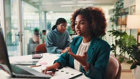 Call center, laptop and problem solving with woman in office for assistance Foto stock