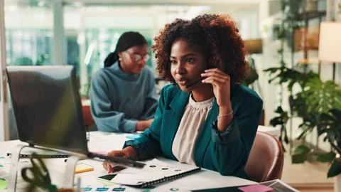 Call center, laptop and problem solving with black woman in office for Stockfoto's