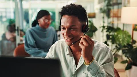 Call center, laptop and problem solving with man in office for assistance Foto stock