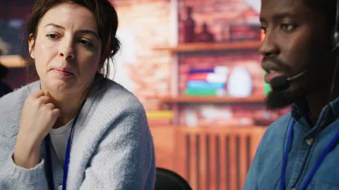 Call center manager doing training for worker providing live chat support Vídeos de archivo 305397617