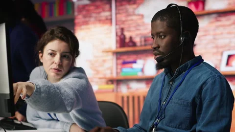 Call center manager supervising agent providing guidance to customers Vídeos de archivo 305403015