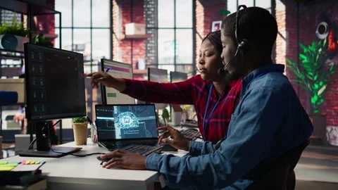 Call center manager teaches intern how to use AI to enhance customer interaction Vidéo 305403824