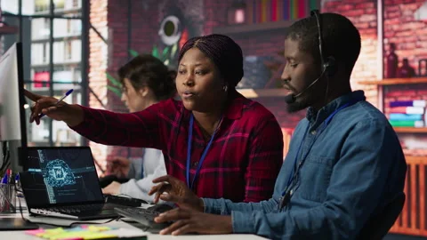 Call center manager teaches intern how to use AI to enhance customer interaction Vidéo 305404013