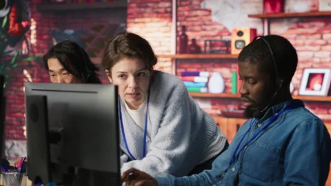 Call center manager teaching intern how to track clients shipment parcels 스톡 동영상 305401310