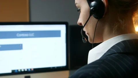 Call center operator answers the call and communicates with the client. Back Stockbeeldmateriaal 103394056