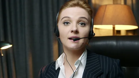 Call center operator answers the call and communicates with the client. Front Stockbeeldmateriaal 103394596