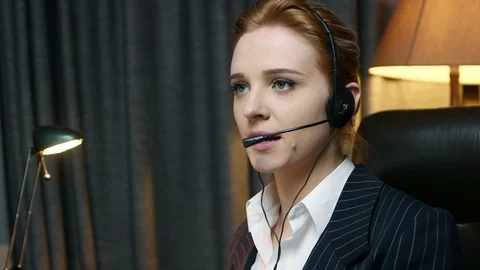 Call center operator answers the call and communicates with the client. Back Stockbeeldmateriaal 103463431