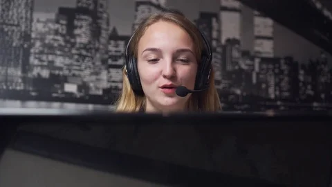 Call Center Operator 動画素材 70102724