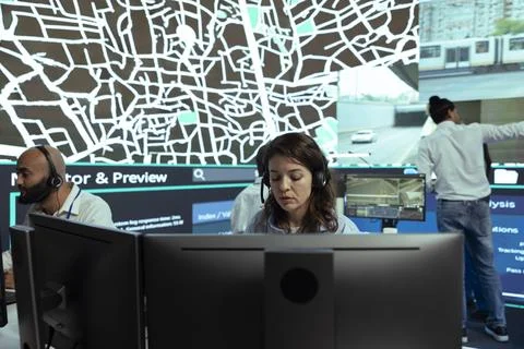 Call center operator transmitting parcel gps coordinates to customers Foto stock