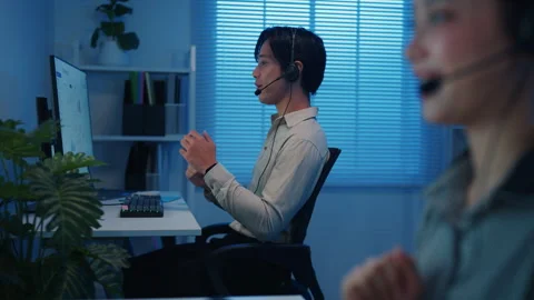Call center team customer support service work support in night office. 스톡 동영상 333942407