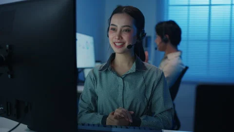 Call center team customer support service work support in night office. 스톡 동영상 333943261