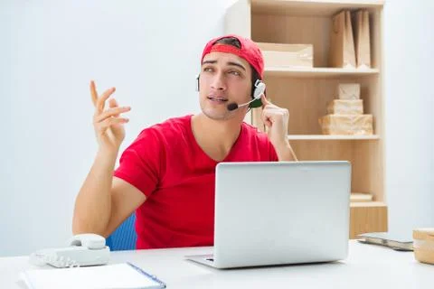 Call center worker at parcel distribution center in post office Foto stock