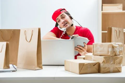 Call center worker at parcel distribution center in post office Foto stock