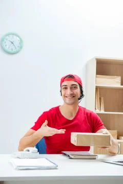 Call center worker at parcel distribution center in post office Foto stock