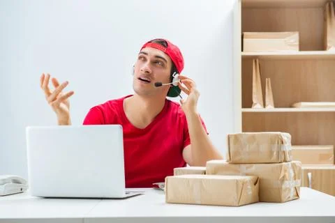 Call center worker at parcel distribution center in post office Foto stock