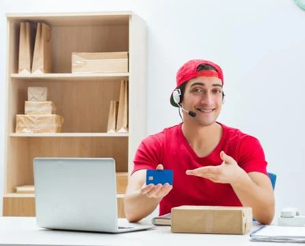 The call center worker at parcel distribution center in post off Foto stock