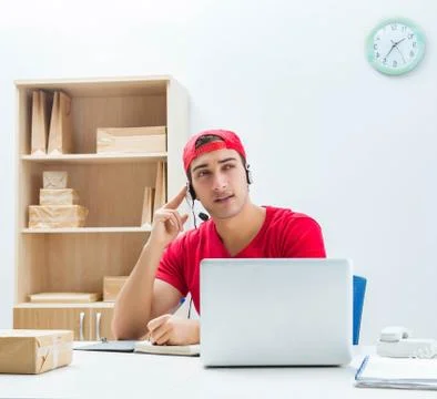 Call center worker at parcel distribution center in post office Foto stock