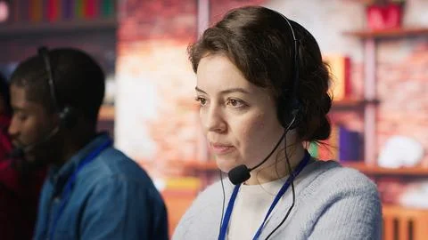 Call center worker using artificial intelligence software 库存照片