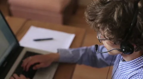 Call centre agent talking with a client Video stock 51859253