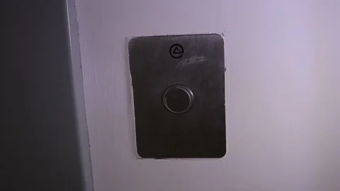 Call the elevator by pressing the button. Vídeos de archivo 134336558