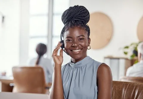 Call me the queen of problem solving. a young woman using a headset and laptop Foto stock