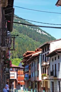 Calle estrecha de un pueblo rural Stock Photos