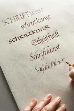 Calligraphy studio hand writes text with ink pen and nib Anglaise writing on Foto stock