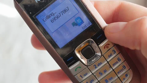 Calling on outmoded, old school model of  mobile phone Vídeo Stock 87184644