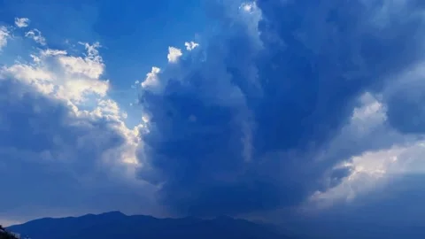 Calm and ethereal blue clouds moving time lapse 库存影片 333551409