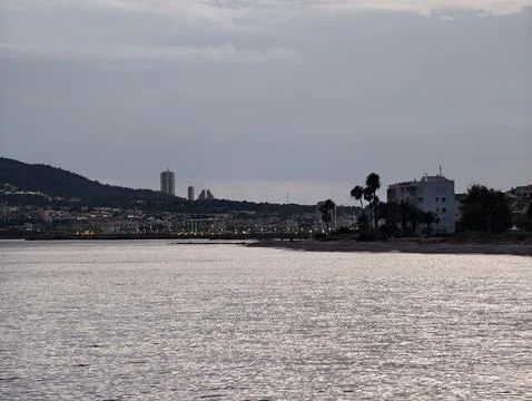 Calm bay reflections under cloudy sky, Urban waterfront landscape with gentle Foto stock