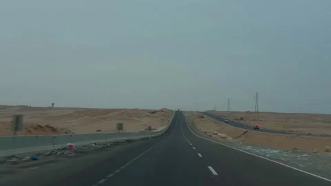 Calm Empty Highway Under Cloudy Sky. Open Barren Road Stretching Beneath Pale 库存影片 337940202