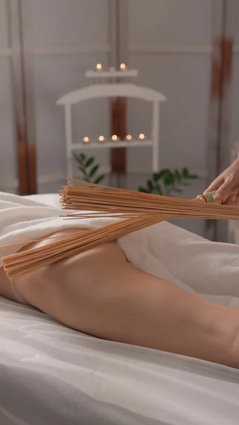 In calm interior spa, masseuse gently relaxes muscles and stimulates blood Video stock 270362595