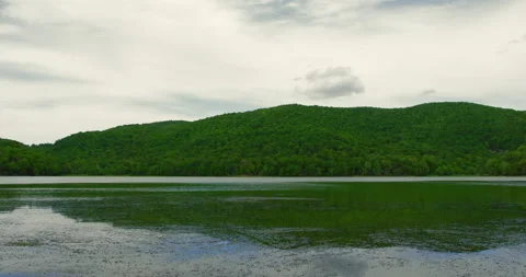 Calm mountain lake view in cloudy day Vídeo Stock 130968177