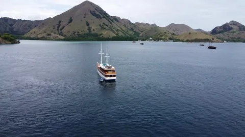Calm Ocean and Island View at Pulau Kelor East Nusa Tenggara Vídeo Stock 330736748