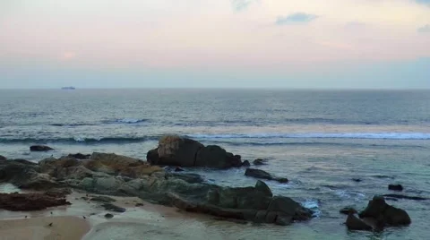 Calm Ocean and Rocks 스톡 동영상 61752590