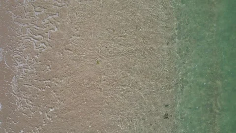 Calm ocean foam spreading on a beach in a continuous loop. The Concept of p.. 스톡 동영상 332600180