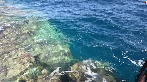 Calm Ocean Scene Featuring Vibrant Coral Reefs and Clear Turquoise Waters Under 库存影片 330099159