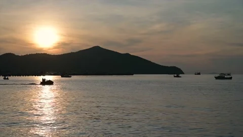 Calm ocean at sunset with mountain background Vidéo 164731892