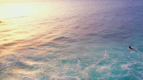 Calm ocean surface in sunset. 库存影片 134620289